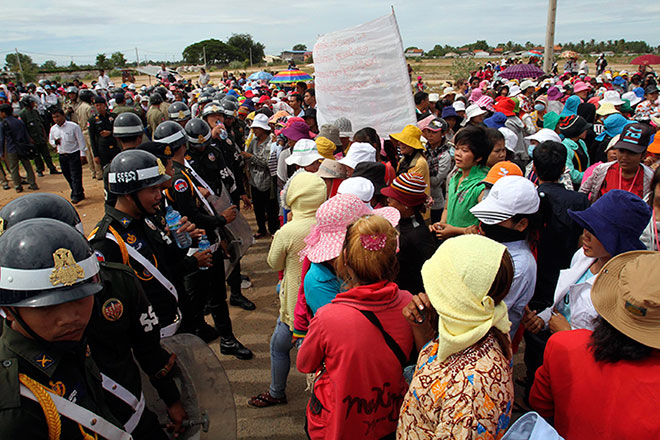 คนงานโรงงานสิ่งทอประท้วง